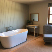 Cowbyre Bath in Kingsize Bedroom